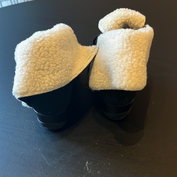 Rockport ankle lined winter boot, size 6 black, and white - Picture 2 of 3